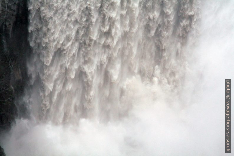 L'eau chute du Dettifoss. Photo © André M. Winter