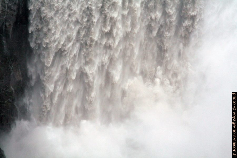 L'eau chute du Dettifoss. Photo © André M. Winter