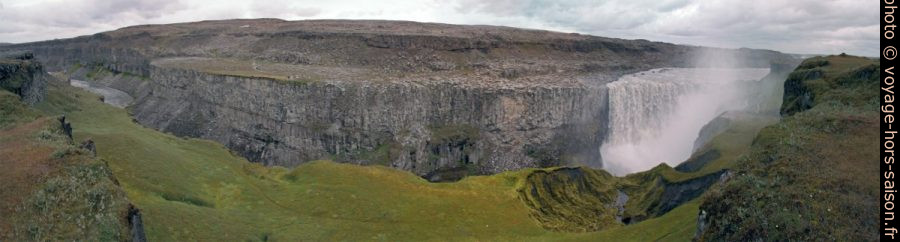 Panorama du Dettifoss et de sa vallée en aval. Photo © André M. Winter