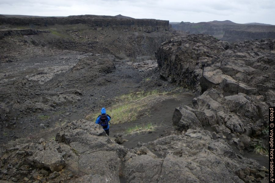 Alex descend dans le Sanddalur. Photo © André M. Winter