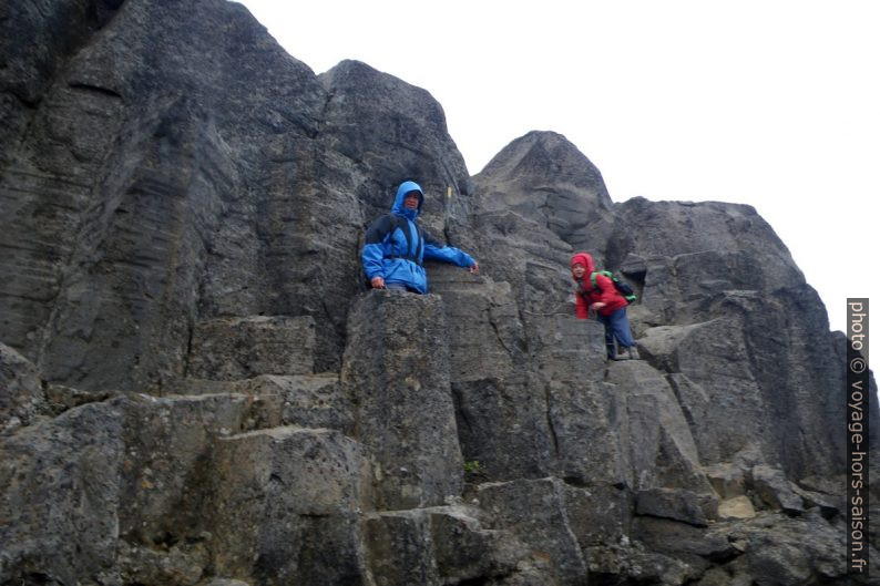 Alex et Nicolas dans le versant raide de la vallée Sanddalur. Photo © André M. Winter