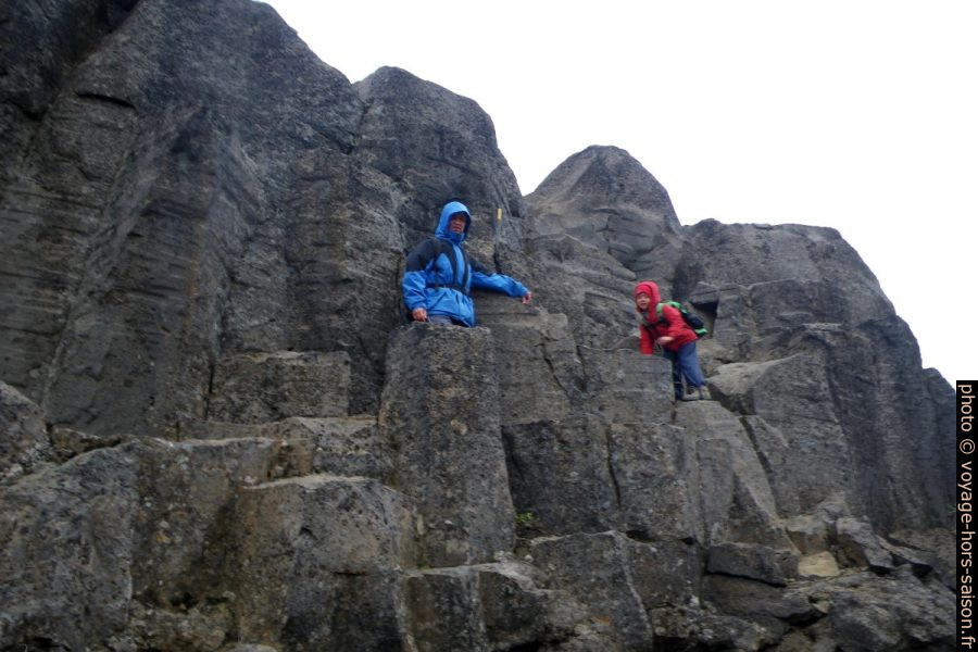 Alex et Nicolas dans le versant raide de la vallée Sanddalur. Photo © André M. Winter