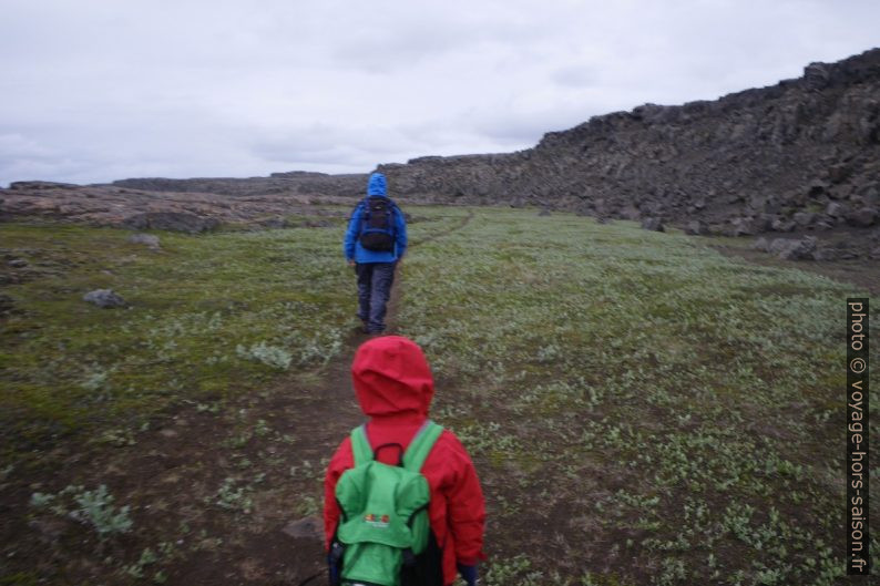Nicolas et Alex marchent sous la pluie dans le Rauðhóll. Photo © André M. Winter