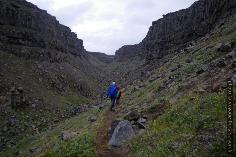 Alex et Nicolas dans la vallée du Hafragil. Photo © André M. Winter