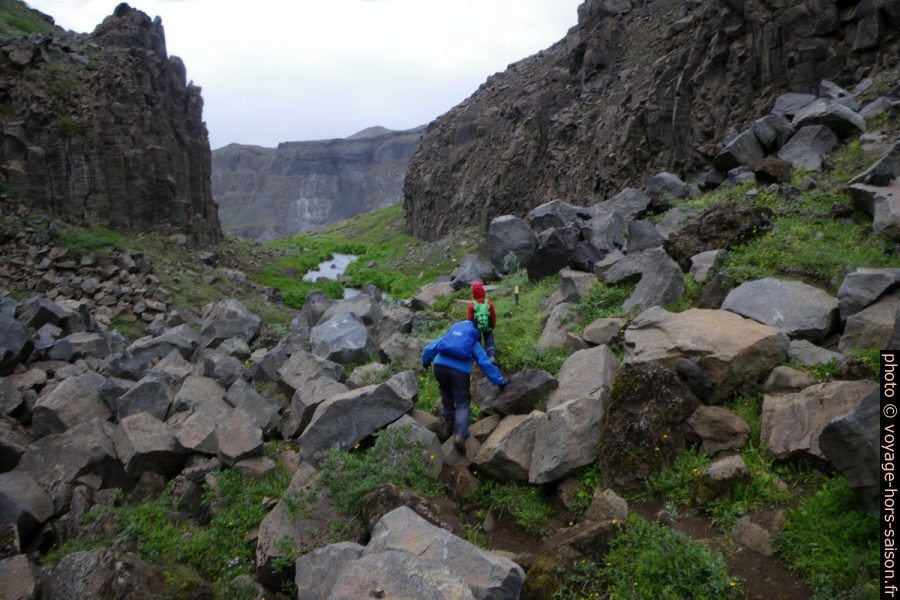 Alex et Nicolas sur un éboulis de basalte dans le canyon du Hafragil. Photo © André M. Winter