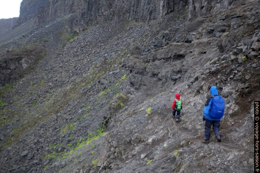 Nicolas et Alex sur le chemin le long de la Jökulsá á Fjöllum. Photo © André M. Winter
