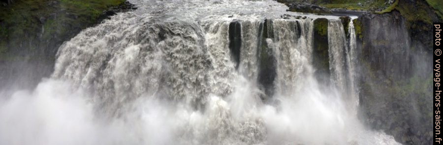 Chute d'eau du Hafragilsfoss sur la Jökulsá á Fjöllum. Photo © André M. Winter