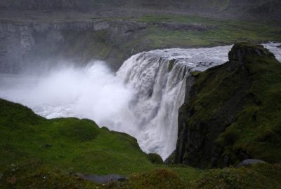 Chute d'eau du Hafragilsfoss vue de la rive gauche. Photo © André M. Winter