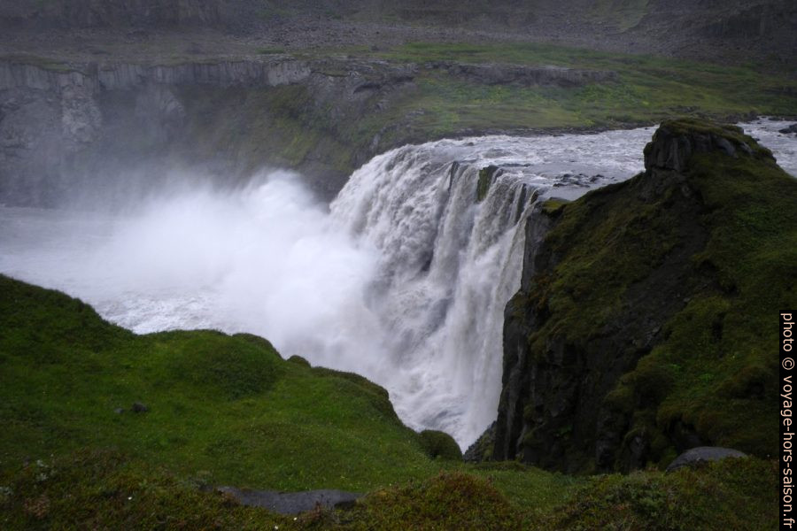 Chute d'eau du Hafragilsfoss vue de la rive gauche. Photo © André M. Winter