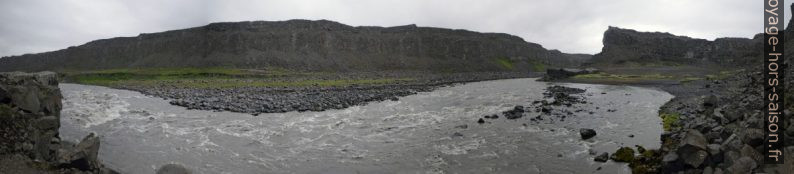 Jökulsá á Fjöllum en aval du Dettifoss. Photo © André M. Winter