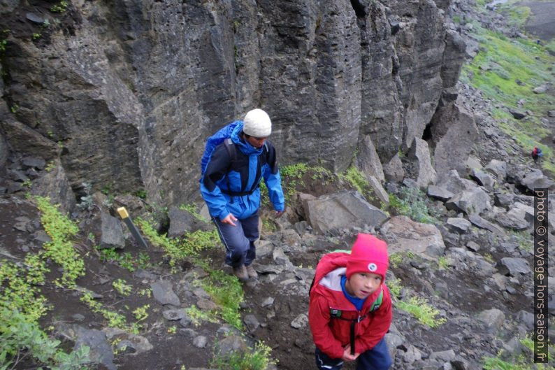 Alex et Nicolas dans le bas Sanddalur. Photo © André M. Winter