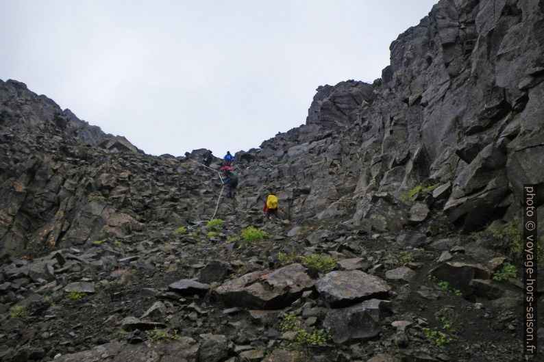 Randonneurs dans le bas Sanddalur. Photo © André M. Winter