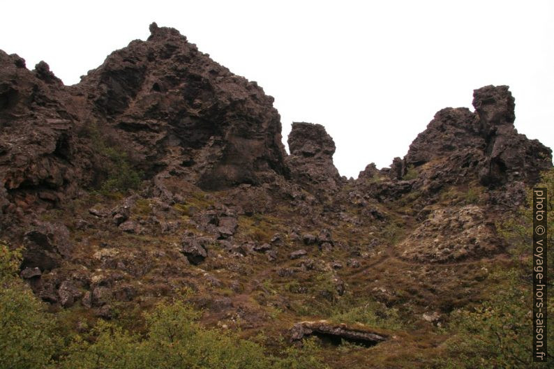 Détail de cheminée de lave à Dimmuborgir. Photo © André M. Winter