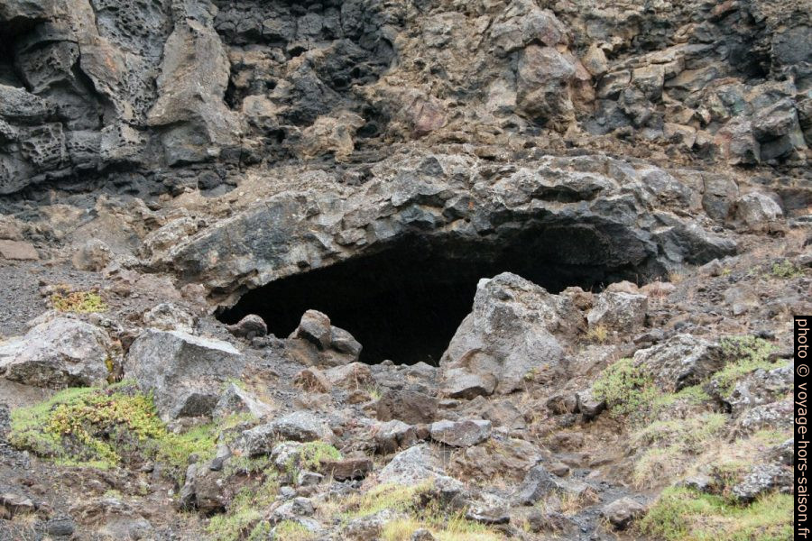 Tunnel de lave à Dimmuborgir. Photo © André M. Winter