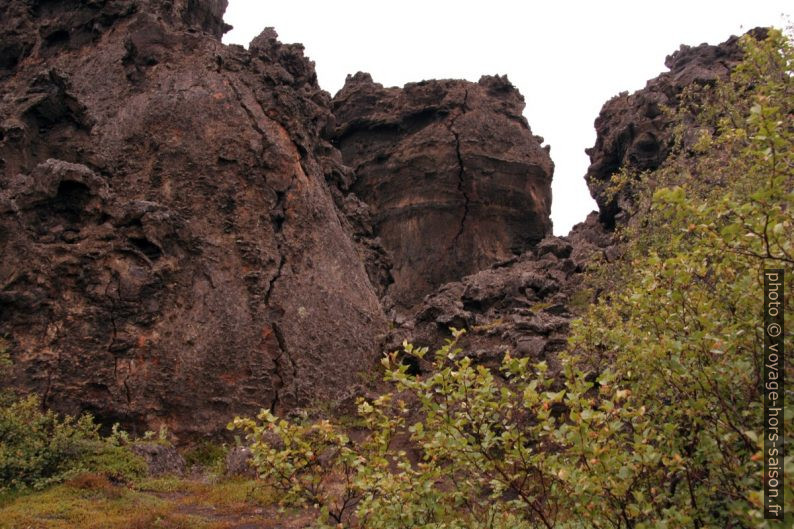 Détail de cheminée de lave à Dimmuborgir. Photo © André M. Winter