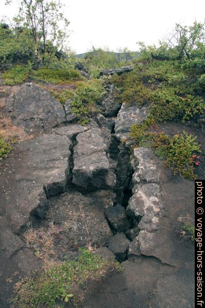 Faille dans la lave à Dimmuborgir. Photo © André M. Winter