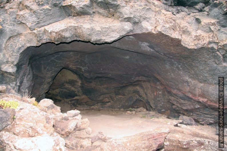 Tunnel de lave à Dimmuborgir. Photo © André M. Winter