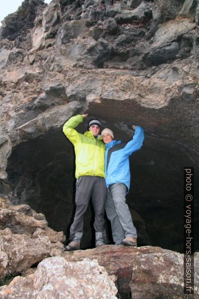 André et Alex dans un tunnel de lave à Dimmuborgir. Photo © Nicolas Medwedeff