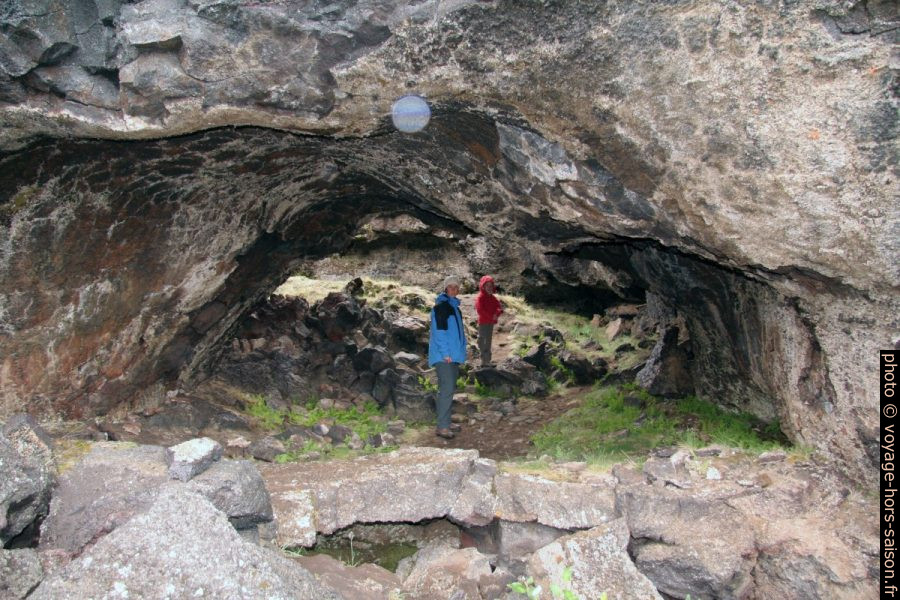 Alex et Nicolas dans un tunnel de lave à Dimmuborgir. Photo © André M. Winter