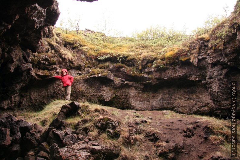 Nicolas dans une cheminée de lave à Dimmuborgir. Photo © André M. Winter