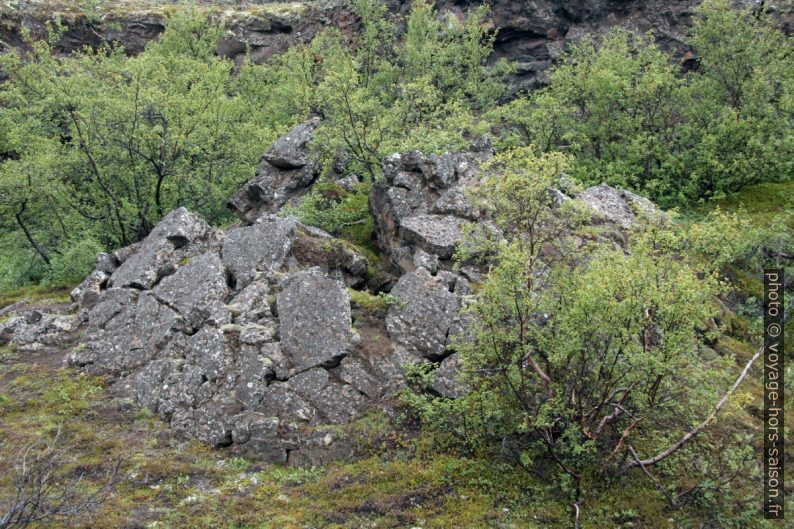 Dôme de lave déchiré à Dimmuborgir. Photo © André M. Winter