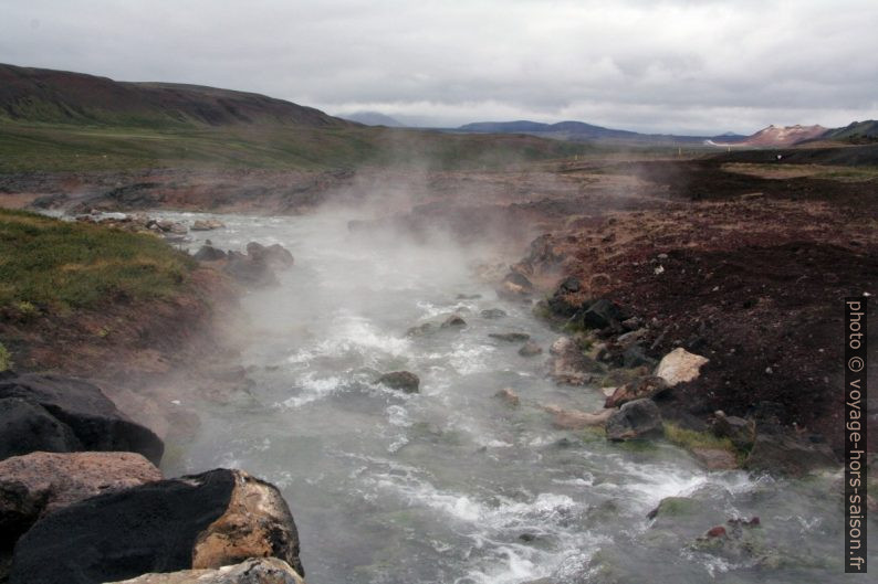 Rivière d'eau chaude près de Sandabotnafjall. Photo © André M. Winter