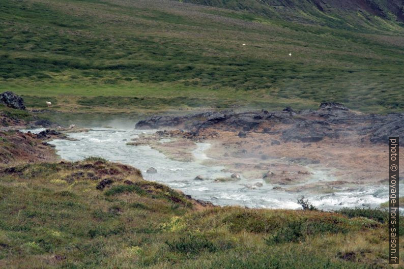 Rivière d'eau chaude près de Sandabotnafjall. Photo © André M. Winter