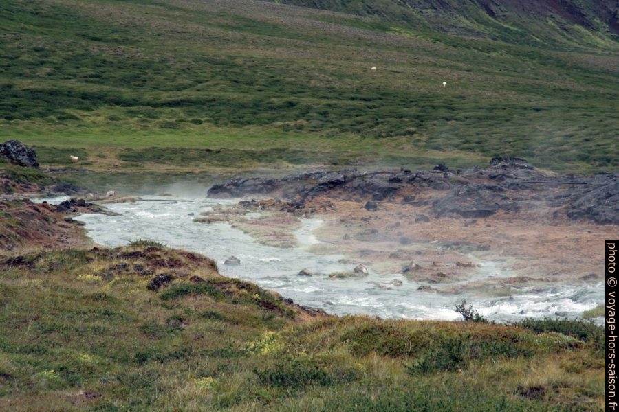 Rivière d'eau chaude près de Sandabotnafjall. Photo © André M. Winter