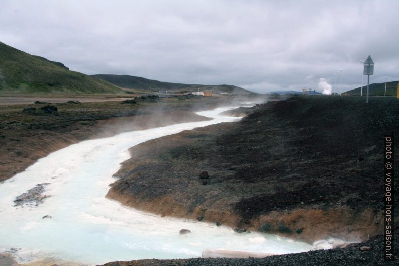 Rivière d'eau chaude près de Kröfluvirkjun. Photo © André M. Winter