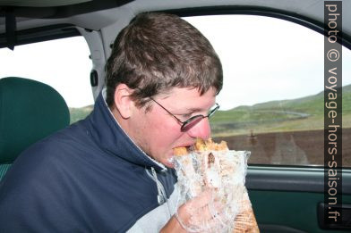 André mange un gâteau islandais. Photo © Alex Medwedeff