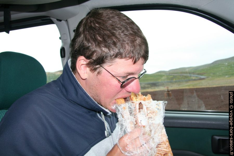 André mange un gâteau islandais. Photo © Alex Medwedeff