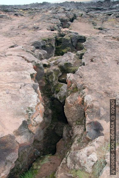 Faille dans la lave du Leirhnjúkshraun. Photo © André M. Winter