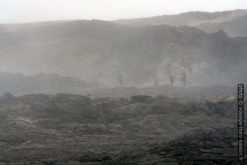 Randonneurs dans la brume. Photo © André M. Winter