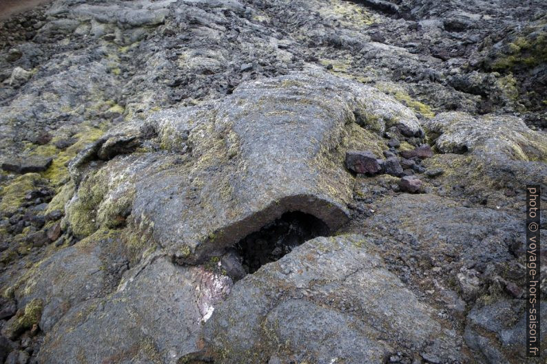 Petit tunnel de lave dans le Leirhnjúkshraun. Photo © André M. Winter