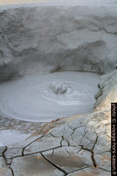 Œil d'une mare de boue à Hverir. Photo © André M. Winter