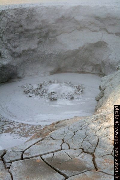 Œil d'une mare de boue à Hverir. Photo © André M. Winter