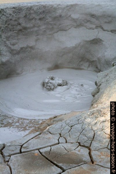 Œil d'une mare de boue à Hverir. Photo © André M. Winter