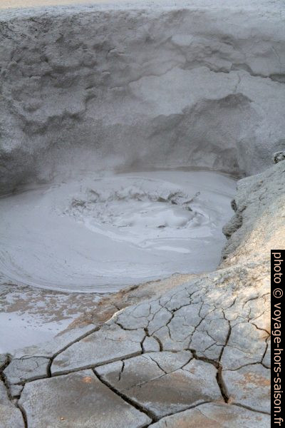 Œil d'une mare de boue à Hverir. Photo © André M. Winter