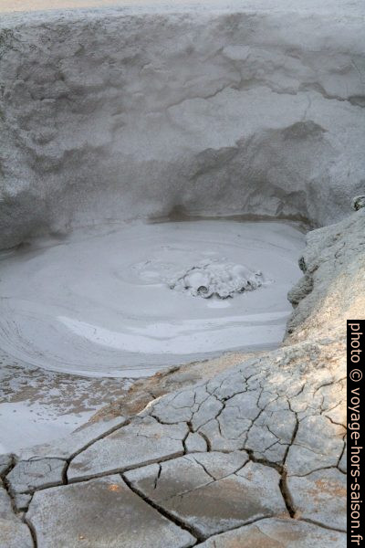 Œil d'une mare de boue à Hverir. Photo © André M. Winter