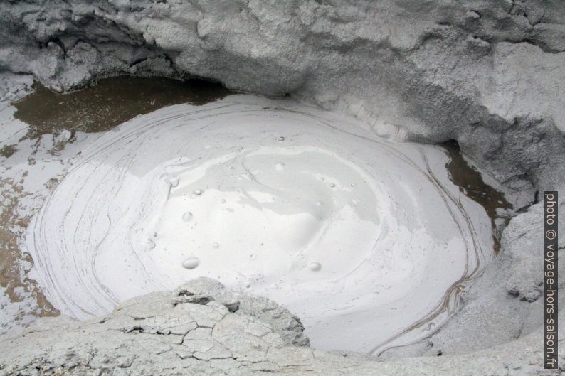 Œil d'une mare de boue à Hverir. Photo © André M. Winter