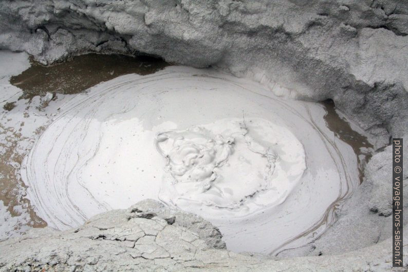 Œil d'une mare de boue à Hverir. Photo © André M. Winter