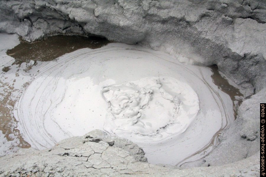 Œil d'une mare de boue à Hverir. Photo © André M. Winter
