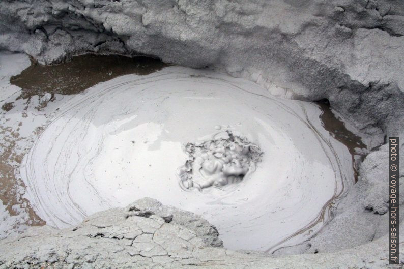 Œil d'une mare de boue à Hverir. Photo © André M. Winter