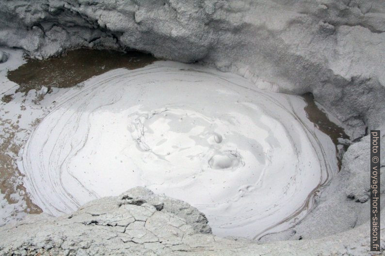 Œil d'une mare de boue à Hverir. Photo © André M. Winter