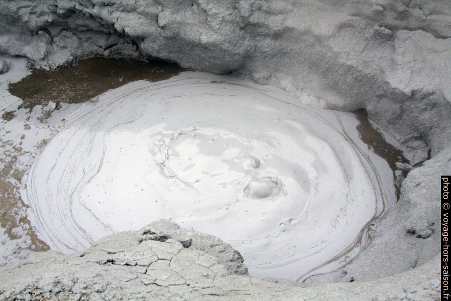 Œil d'une mare de boue à Hverir. Photo © André M. Winter