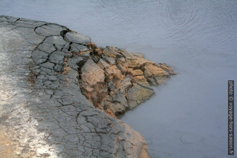 Bord d'une mare de boue à Hverir. Photo © André M. Winter