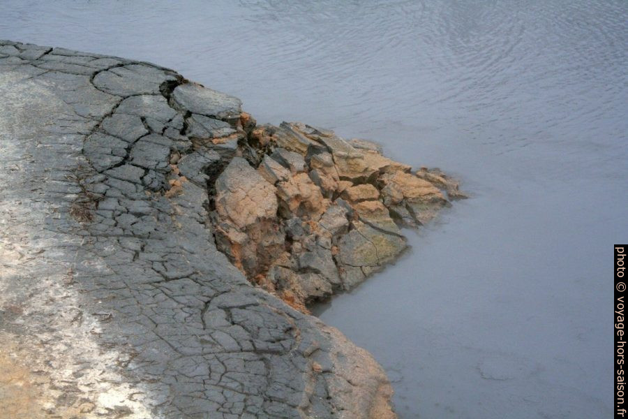 Bord d'une mare de boue à Hverir. Photo © André M. Winter