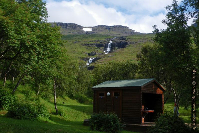 Cascades au-dessus d'Eskifjörður. Photo © André M. Winter