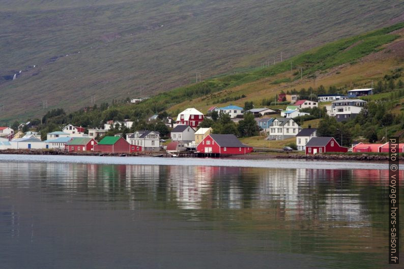 Village d'Eskifjörður. Photo © André M. Winter