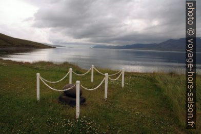 Tombe d'Eiríkur Þorlásson à Mjóeyri. Photo © André M. Winter
